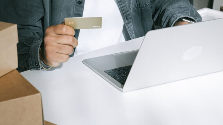 O que um agente de IA faz entre um pedido e a entrega?