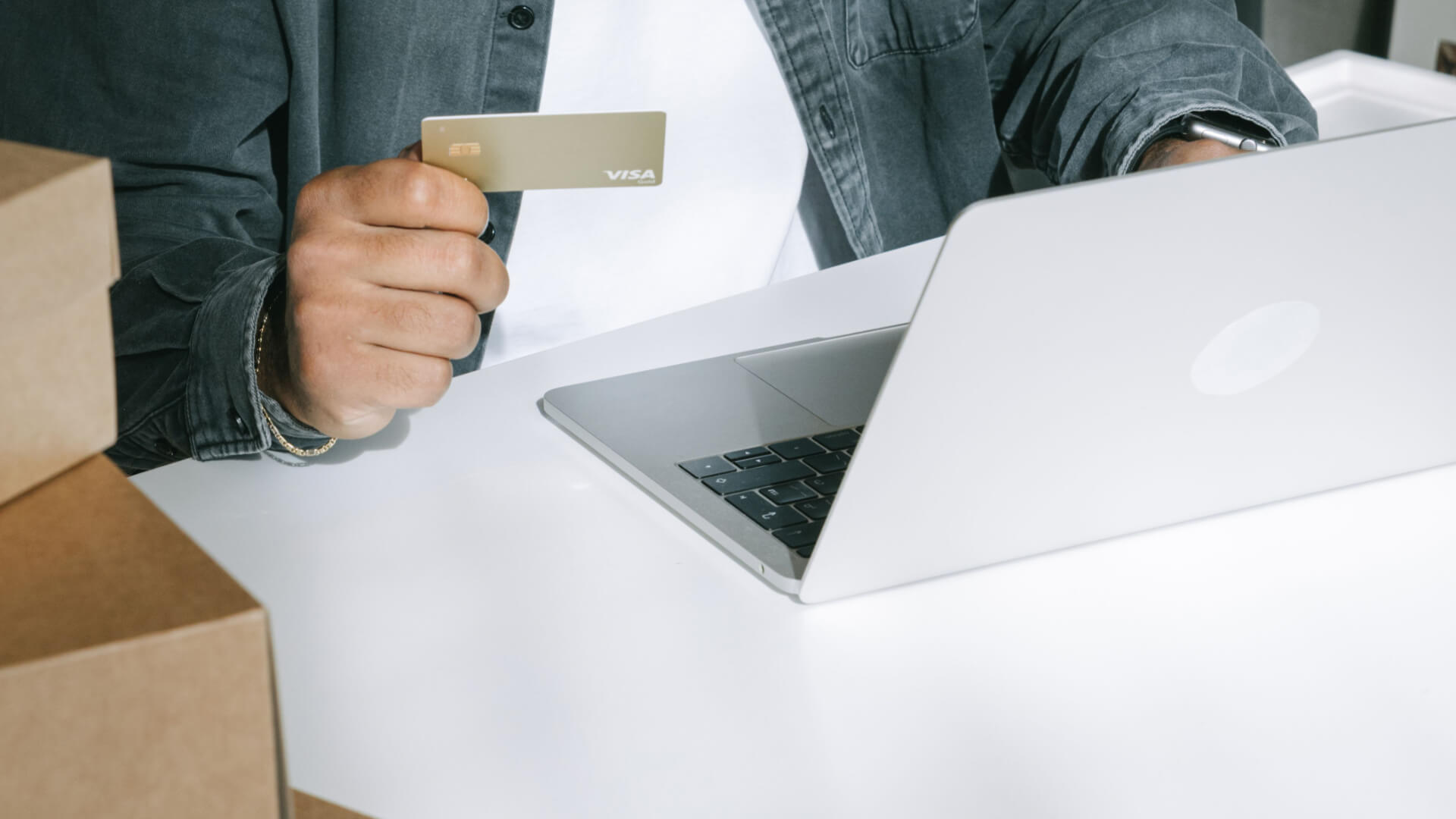 O que um agente de IA faz entre um pedido e a entrega?